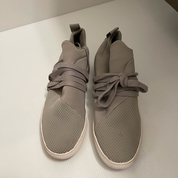 Steve Madden Lancer Sneaker in Grey - Picture 2 of 8